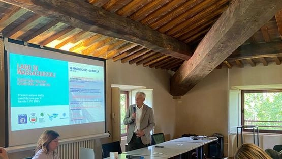 Il presidente del consiglio comunale con delega alla ricerca di finanziamenti europei Riccardo Brocchini all’incontro tenutosi nei giorni scorsi alla Brilla, a Quiesa Il presidente del consiglio comunale con delega alla ricerca di finanziamenti europei Riccardo Brocchini all’incontro tenutosi nei giorni scorsi alla Brilla, a Quiesa