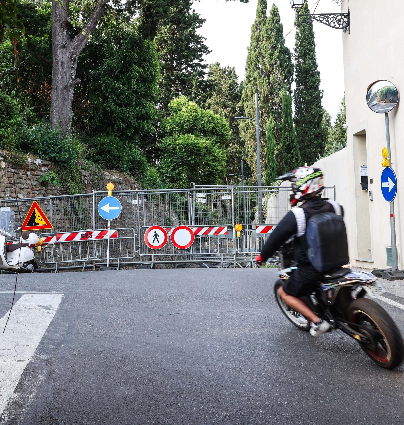 Chiusa da due mesi. Il mistero via Fortini ostaggio di un muro Chiusa da due mesi. Il mistero via Fortini ostaggio di un muro