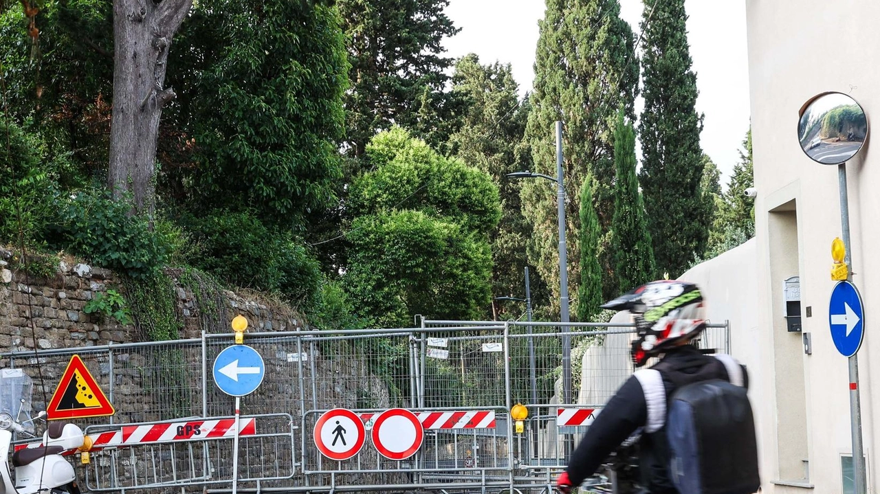 Automobilisti e scooteristi costretti a imboccare altre strade per bypassare via Fortini chiusa al traffico da oltre due mesi Automobilisti e scooteristi costretti a imboccare altre strade per bypassare via Fortini chiusa al traffico da oltre due mesi