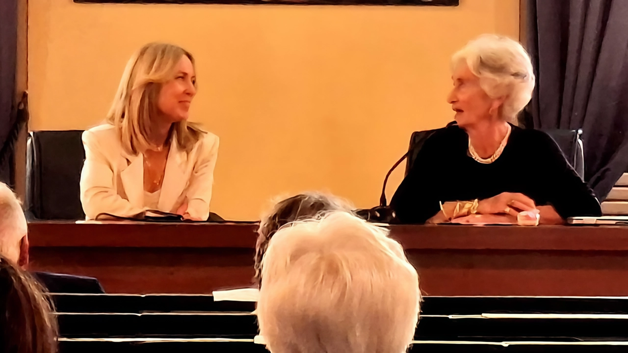 La presidente dell’Accademia Aruntica Cristina Andrei con Gabriella Lazzoni Moreschi durante. la riunione a palazzo Binelli La presidente dell’Accademia Aruntica Cristina Andrei con Gabriella Lazzoni Moreschi durante. la riunione a palazzo Binelli