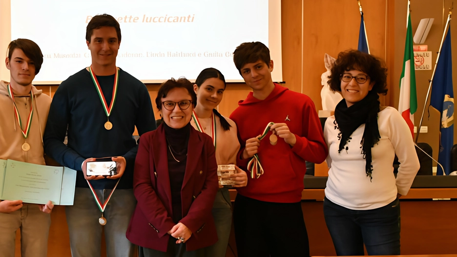 Entusiasmo per la premiazione dei 360 studenti partecipanti alla gara provinciale di giochi logici a Palazzo Ducale.