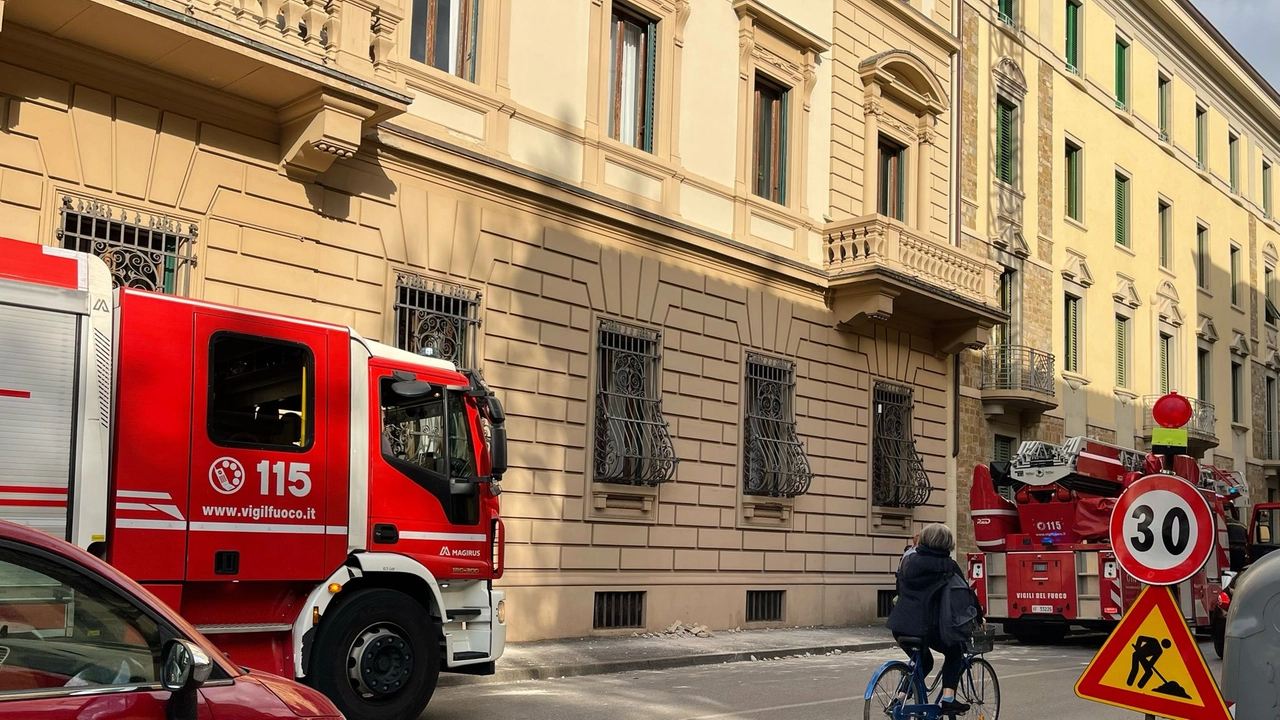 I vigili del fuoco durante l'intervento per il crollo del cornicione