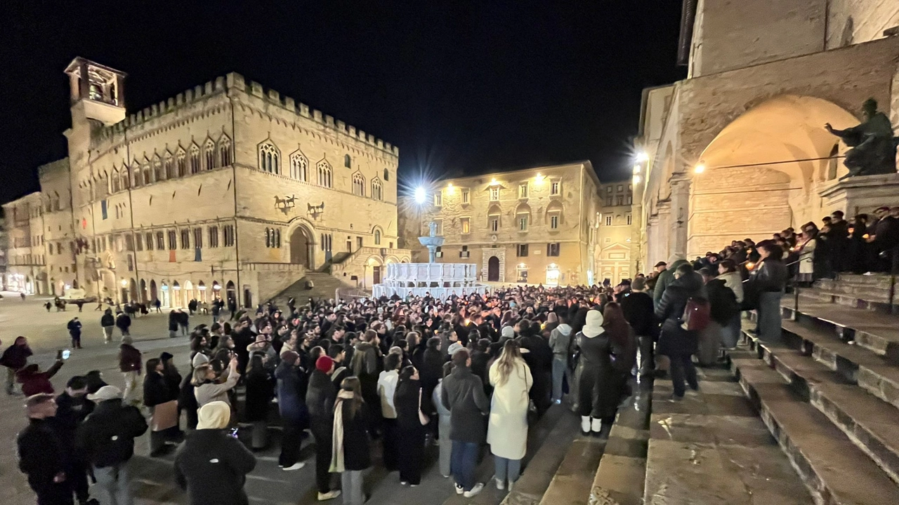 Un momento della fiaccolata, che si è svolta nel centro di Perugia, per il giovane scomparso e poi trovato cadavere (Foto Crocchioni) Un momento della fiaccolata, che si è svolta nel centro di Perugia, per il giovane scomparso e poi trovato cadavere (Foto Crocchioni)