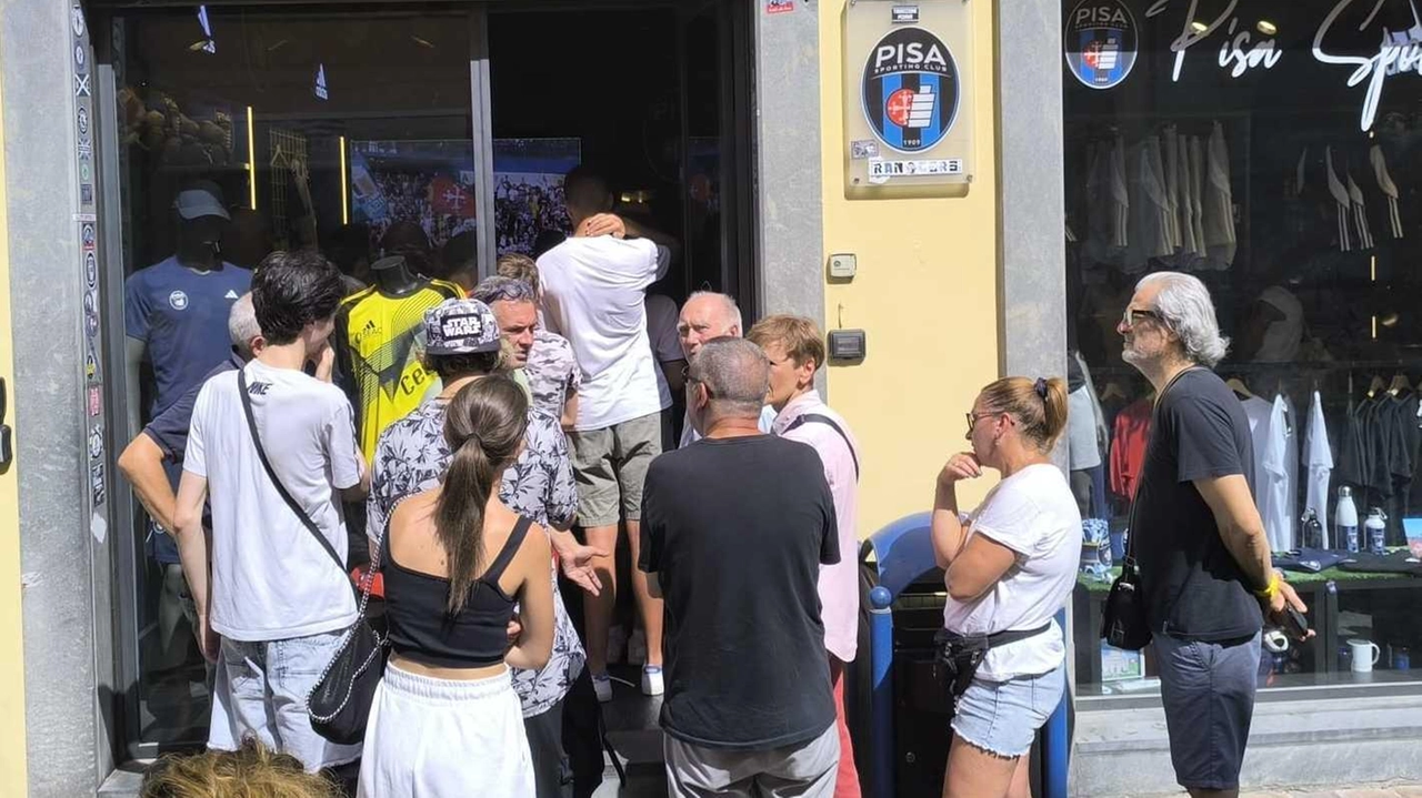 La coda di tifosi nerazzurri presenti davanti al Pisa Store in Borgo Largo