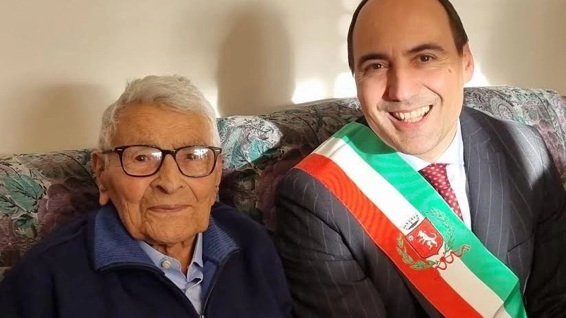 Il nonno dei record vive a Montemurlo. Il sindaco Simone Calamai ha festeggiato ieri pomeriggio, 28 gennaio, i 100 anni... Il nonno dei record vive a Montemurlo. Il sindaco Simone Calamai ha festeggiato ieri pomeriggio, 28 gennaio, i 100 anni...