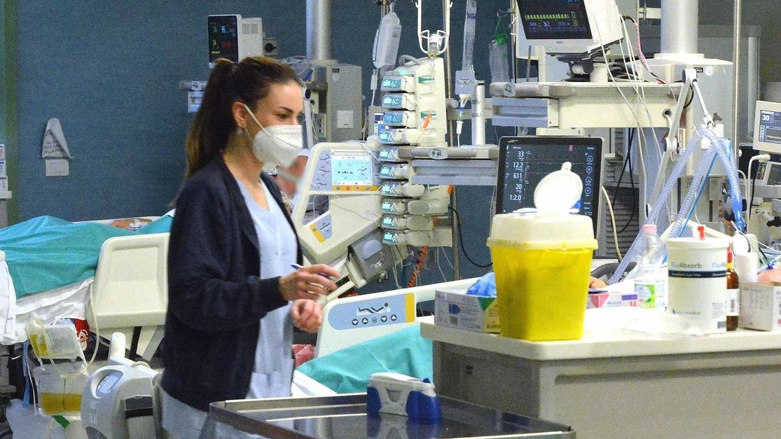 "Non dimenticherò mai i malati stretti nel casco, la paura, le maratone: ora è una malattia come tante altre". I passi in avanti? Collaborazione tra reparti, rilancio della ricerca e degli ospedali. "Ma certe scene le ho davanti". .