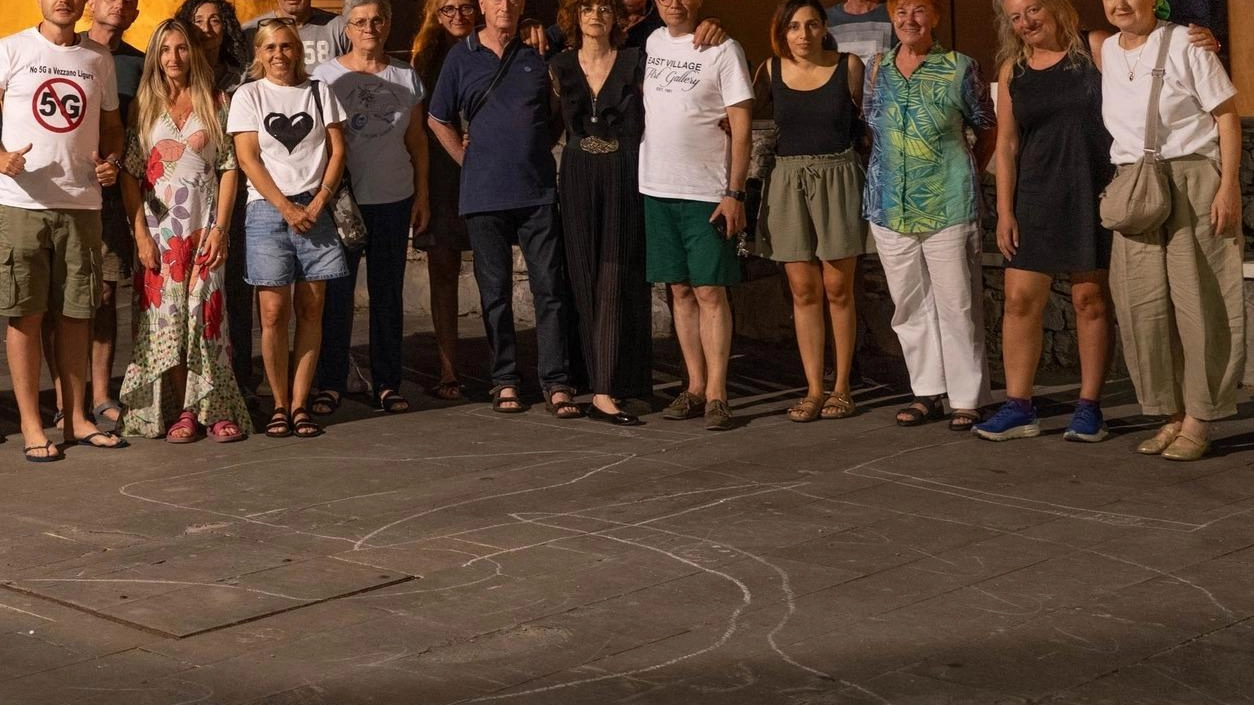Una parte del gruppo No 5G che ha registrato il video-appello al presidente Mattarella Una parte del gruppo No 5G che ha registrato il video-appello al presidente Mattarella