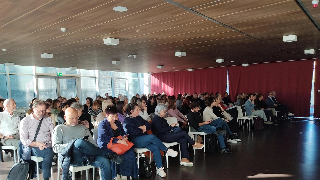 L'articolo descrive il controllo e la supervisione delle strutture residenziali per anziani, disabili e minori nell'area di Lucca da parte dell'Azienda USL Toscana nord ovest, con focus sull'importanza della qualità dell'assistenza e del benessere degli ospiti.