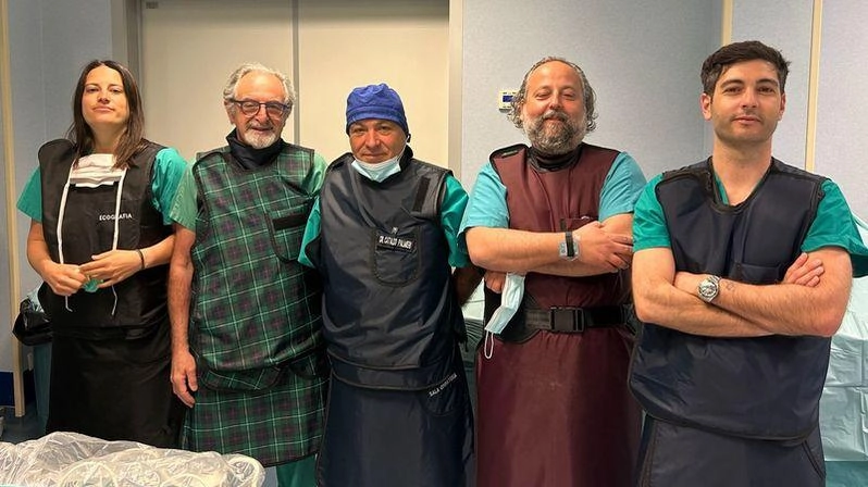 Impiantata una endoprotesi con procedura mininvasiva a una donna di 58 anni. Solo una puntura all’inguine e un taglio di appena tre centimetri nel collo. Impiantata una endoprotesi con procedura mininvasiva a una donna di 58 anni. Solo una puntura all’inguine e un taglio di appena tre centimetri nel collo.