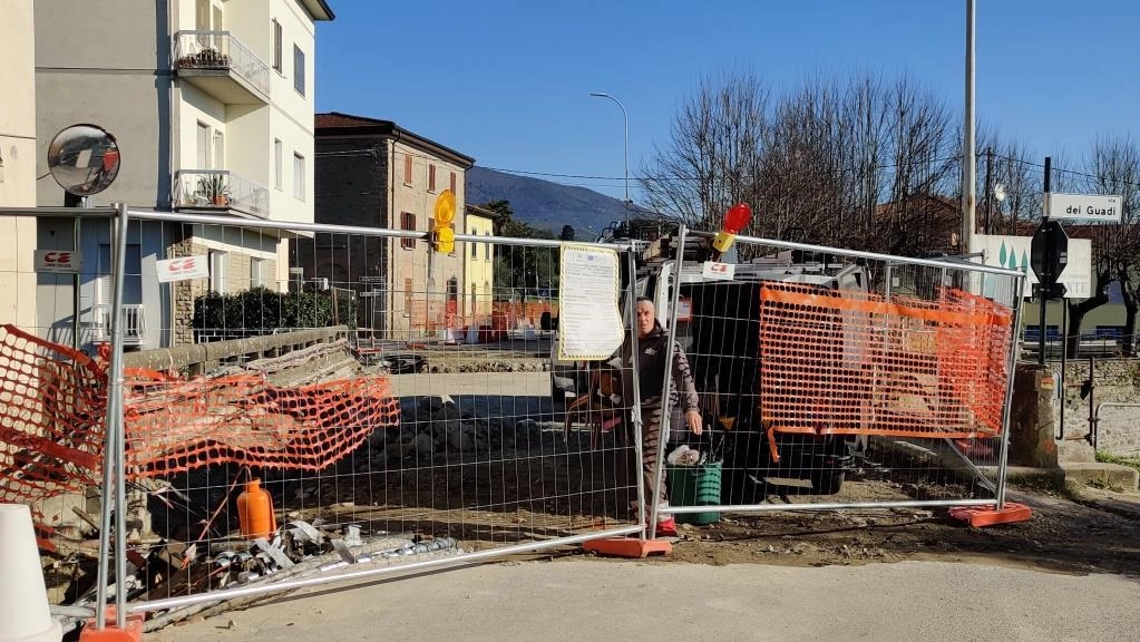 Il cantiere allestito a Pontenuovo: nella notte fra martedì e mercoledì è stata tagliata la recinzione dell’area Il cantiere allestito a Pontenuovo: nella notte fra martedì e mercoledì è stata tagliata la recinzione dell’area