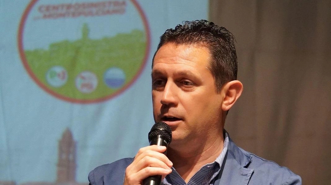 Il sindaco di Torrita di Siena Giacomo Grazi: "Tutti i colori vanno bene, non solo rosa e azzurro" .