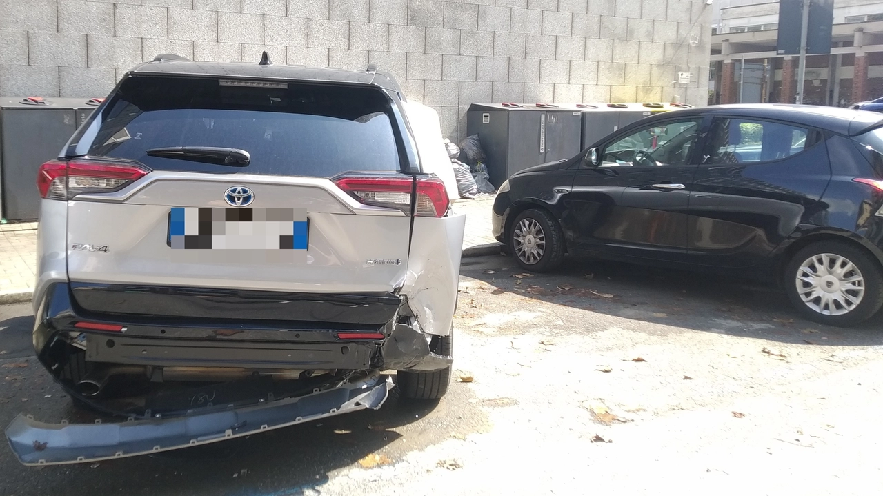 Il parabrezza divelto da un’auto in sosta davanti al centro Kennedy: l’autore del gesto si è poi alla fuga Il parabrezza divelto da un’auto in sosta davanti al centro Kennedy: l’autore del gesto si è poi alla fuga