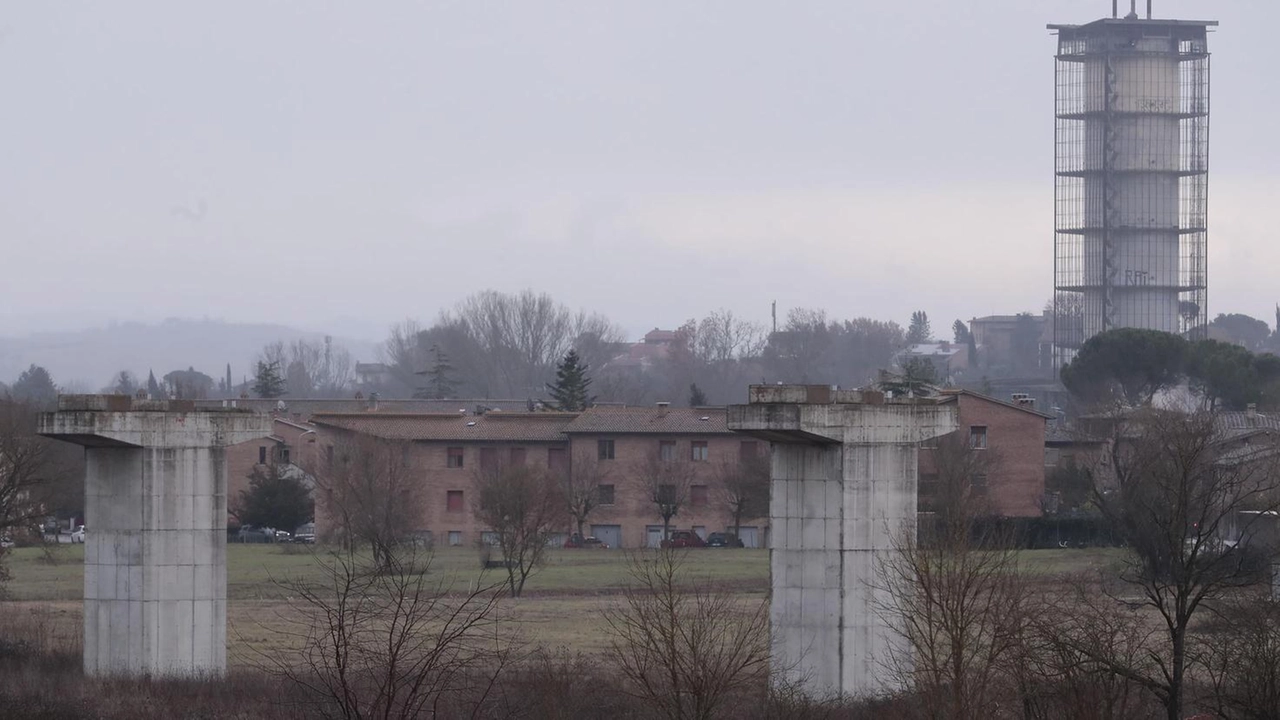 I piloni che ormai da quindici anni deturpano la parte iniziale della Valdarbia, simbolo della nuova Cassia mai completata e che ora potrebbe finalmente vedere la fine, dopo il varo del progetto Anas che sarà approvato dai consigli comunali di Siena e Monteroni d’Arbia, per poi passare alla Regione I piloni che ormai da quindici anni deturpano la parte iniziale della Valdarbia, simbolo della nuova Cassia mai completata e che ora potrebbe finalmente vedere la fine, dopo il varo del progetto Anas che sarà approvato dai consigli comunali di Siena e Monteroni d’Arbia, per poi passare alla Regione