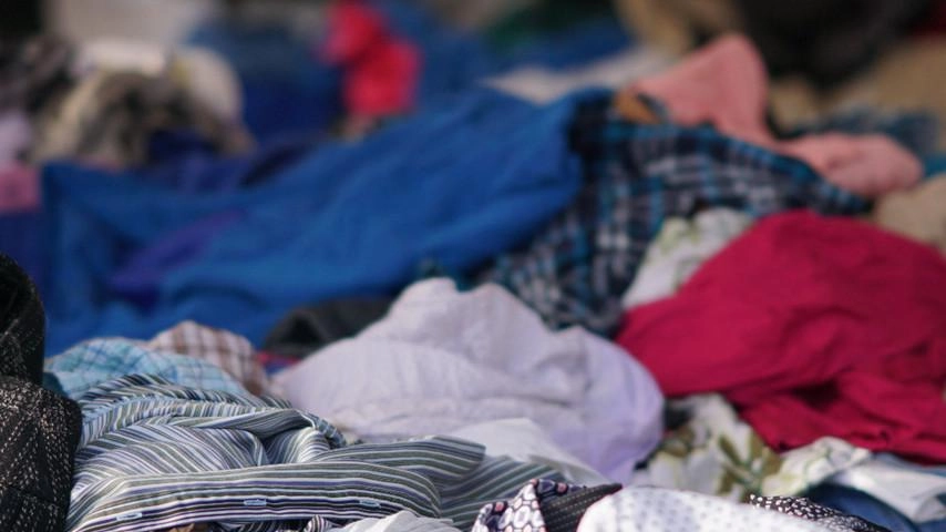 Le tonnellate di abiti non utilizzati che inquinano il pianeta