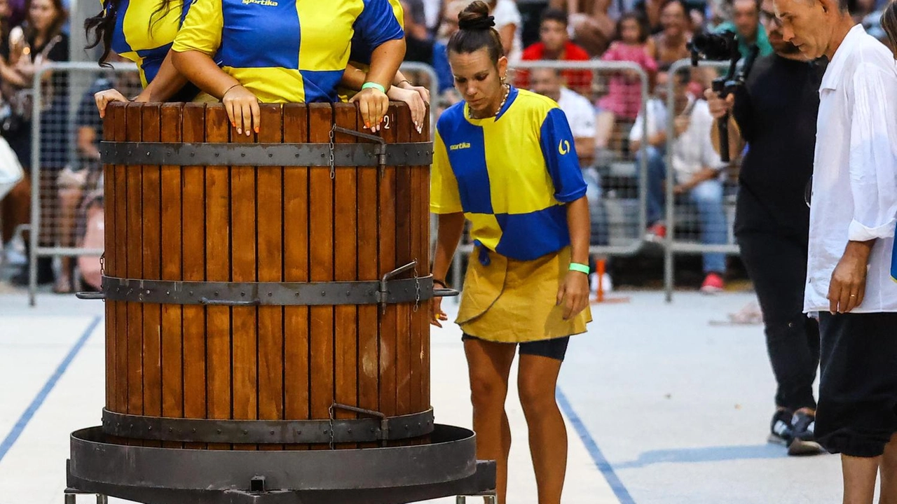 Un momento del “pigia pigia“ di una passata edizione, una delle sfide del Palio delle Contrade che dal 27 al 31 agosto animerà il borgo di Gambassi Terme Un momento del “pigia pigia“ di una passata edizione, una delle sfide del Palio delle Contrade che dal 27 al 31 agosto animerà il borgo di Gambassi Terme