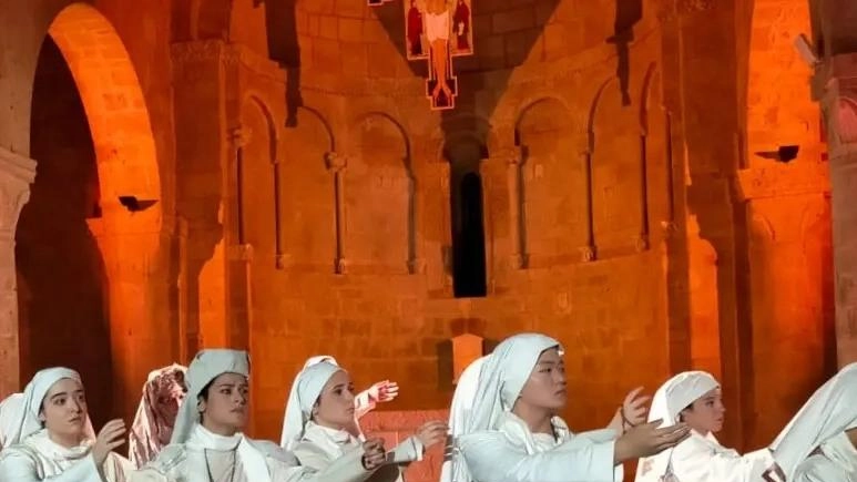 A San Gimignano, ritorna la stagione lirica all'aperto in piazza Duomo con Gianni Schicchi di Puccini e Il Barbiere di Siviglia di Rossini. Direzione artistica di Mario Menicagli e protagonisti del Teatro Goldoni di Livorno. Un evento che riporta la tradizione culturale nel salotto buono della città delle torri. A San Gimignano, ritorna la stagione lirica all'aperto in piazza Duomo con Gianni Schicchi di Puccini e Il Barbiere di Siviglia di Rossini. Direzione artistica di Mario Menicagli e protagonisti del Teatro Goldoni di Livorno. Un evento che riporta la tradizione culturale nel salotto buono della città delle torri.