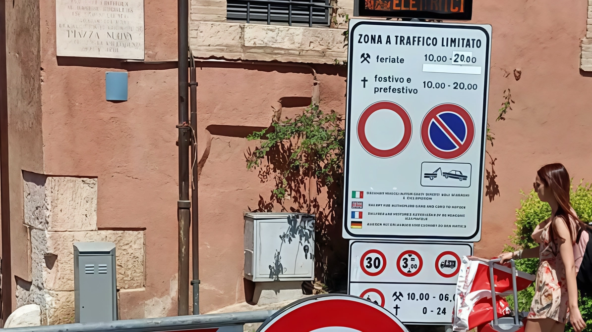 Settimana di Ferragosto, crescono le restrizioni che interessano l’area della ztl . Il divieto di circolazione e sosta ai non autorizzati sarà dalle 10 fino alle 20. Settimana di Ferragosto, crescono le restrizioni che interessano l’area della ztl . Il divieto di circolazione e sosta ai non autorizzati sarà dalle 10 fino alle 20.