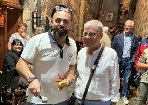 https://www.lanazione.it/image-service/view/acePublic/alias/contentid/YTE2OGZiOWEtODBkMS00/0/stefano-capitini-del-cippebar-e-la-lingua-piu-loquace-del-paese.jpeg?f=1.91:1&w=1200