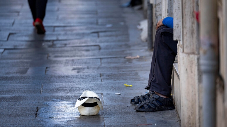 Secondo l'ottavo rapporto relativo al 2023 in Toscana 57.000 famiglie vivono sotto la soglia di povertà (foto Ansa)