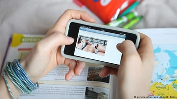 Camerini e spogliatoi, online la “guida dell’orrore” per rubare foto intime alle donne