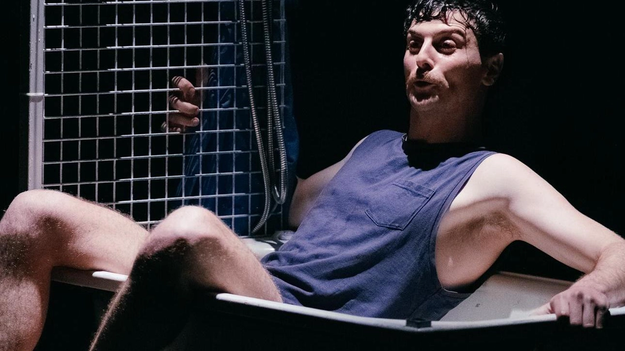 Mario Russo, protagonista di «Affogo», scritto e diretto da Dino Lopardo, che mercoledì prossimo alle 21 chiuderà la rassegna «Teatro Contemporaneo»