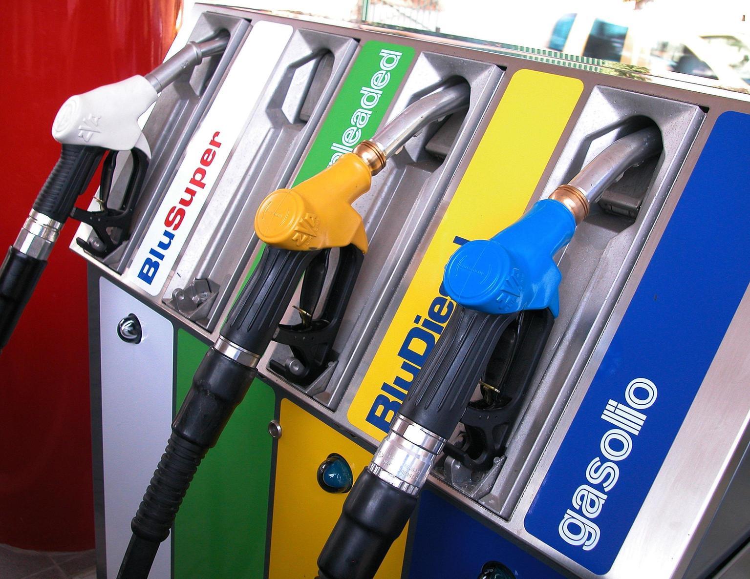 Carburanti, in Toscana la benzina torna sopra 1,7 euro al litro: rischio nuovi rincari Carburanti, in Toscana la benzina torna sopra 1,7 euro al litro: rischio nuovi rincari
