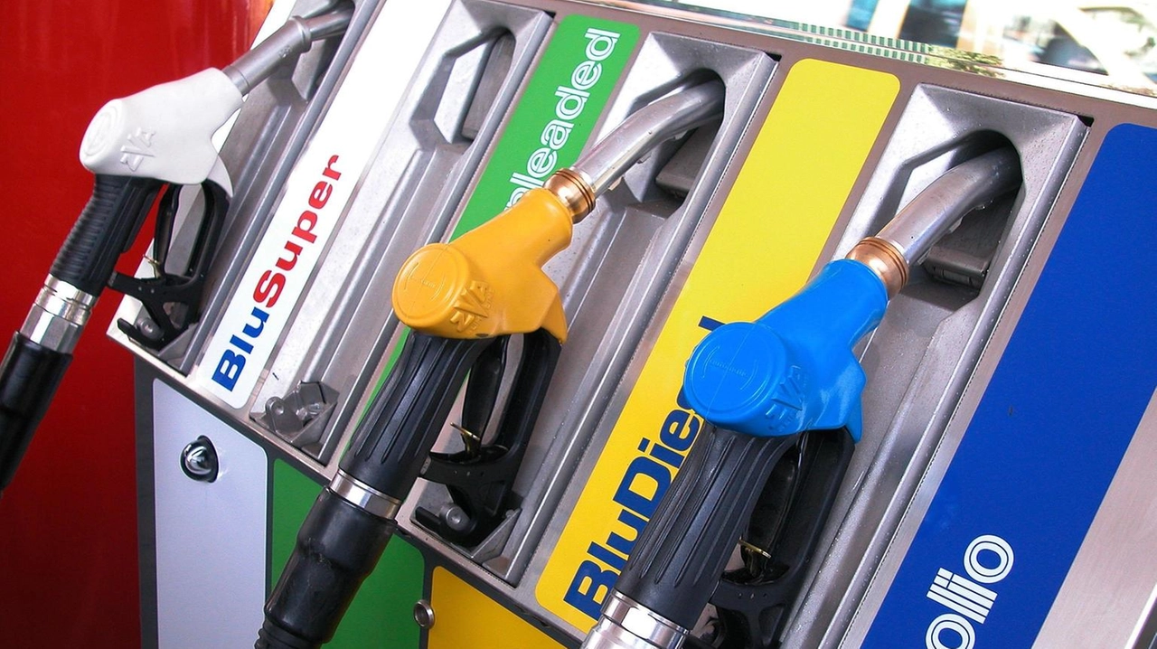 Prezzo benzina vola sopra a a 1,7 euro al litro