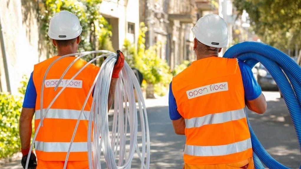 Due lavoratori impegnati in un cantiere per la stesura della rete in fibra ottica. Il sindaco ha scritto al ministero delle Imprese e Made in Italy (. foto di repertorio Due lavoratori impegnati in un cantiere per la stesura della rete in fibra ottica. Il sindaco ha scritto al ministero delle Imprese e Made in Italy (. foto di repertorio