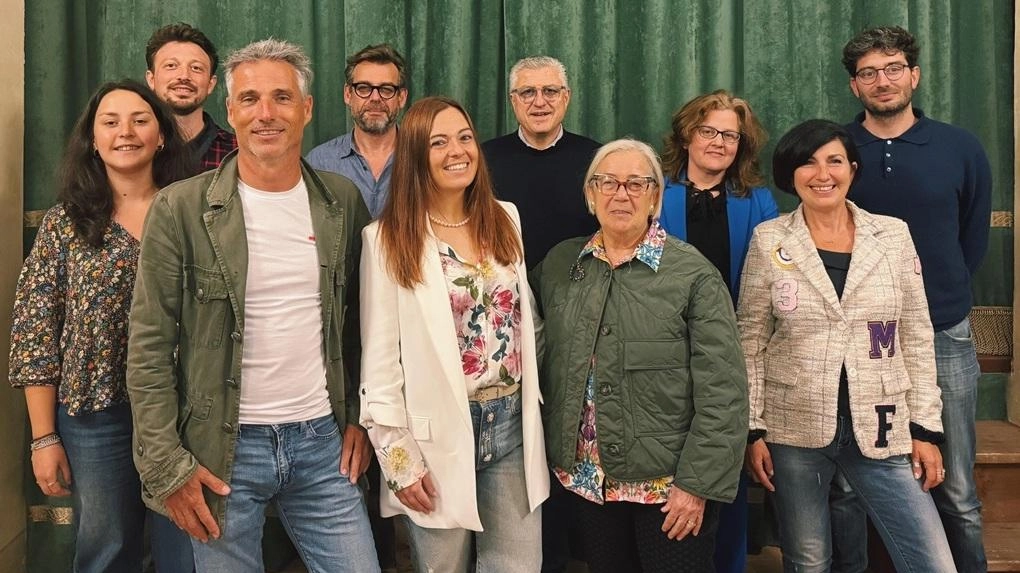 Foto di gruppo per il Consorzio del Vino Orcia, al centro, accanto ai due vice a Donatella Cinella Colombini e Roberto Terzuoli, la presidente Giulitta Zamperini, confermata alla guida dell’associazione