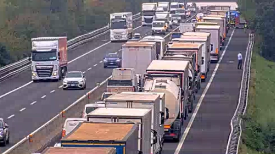Il traffico bloccato per l'incidente in A1 tra Arezzo e Monte San Savino verso Roma (Foto da webcam Autostrade per l'Italia) Il traffico bloccato per l'incidente in A1 tra Arezzo e Monte San Savino verso Roma (Foto da webcam Autostrade per l'Italia)