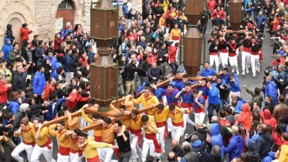 Dopo la grande festa del 15 maggio, oggi tocca ai Ceri Mezzani: un altro tassello importantissmo della tradizione eugubina Dopo la grande festa del 15 maggio, oggi tocca ai Ceri Mezzani: un altro tassello importantissmo della tradizione eugubina