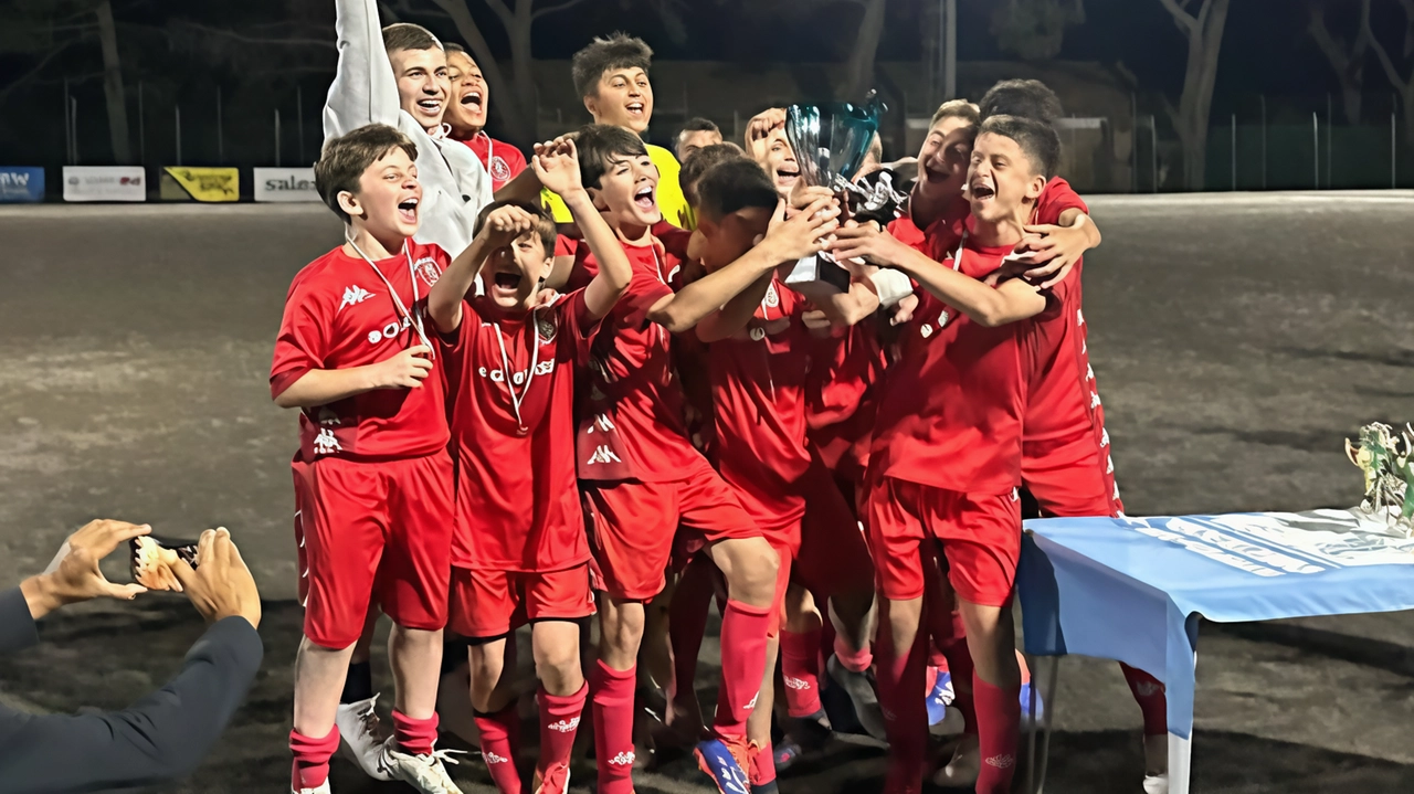 Gli Esordienti del Grosseto festeggiano la vittoria nel torneo ’Piero Berni’ giocato all’Argentario Gli Esordienti del Grosseto festeggiano la vittoria nel torneo ’Piero Berni’ giocato all’Argentario