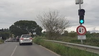 Il semaforo che regola il traffico sul Ponte sul Foenna lungo la strada provinciale 327 di Foiano al confine tra Bettolle e Torrita di Siena Il semaforo che regola il traffico sul Ponte sul Foenna lungo la strada provinciale 327 di Foiano al confine tra Bettolle e Torrita di Siena
