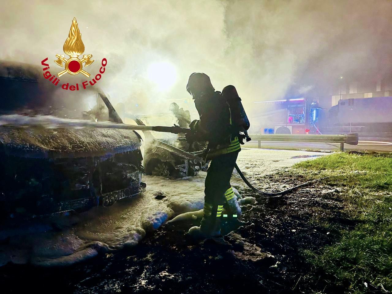 Auto a fuoco nella notte a Sesto Fiorentino Auto a fuoco nella notte a Sesto Fiorentino