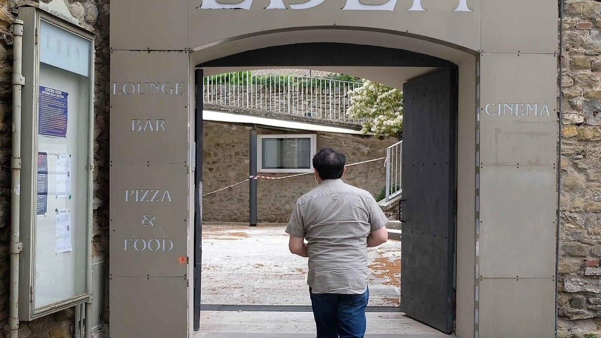 Il gestore dell’unica sala rimasta nel centro della città si racconta: "Mio padre era il contabile io correvo lungo le mura e sbirciavo i film. La mia passione adesso è diventata un lavoro". Il gestore dell’unica sala rimasta nel centro della città si racconta: "Mio padre era il contabile io correvo lungo le mura e sbirciavo i film. La mia passione adesso è diventata un lavoro".