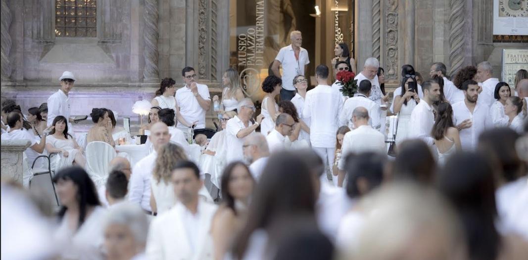 Arezzo si veste di bianco: torna la grande cena in piazza Grande