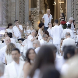 Arezzo si veste di bianco: torna la grande cena in piazza Grande