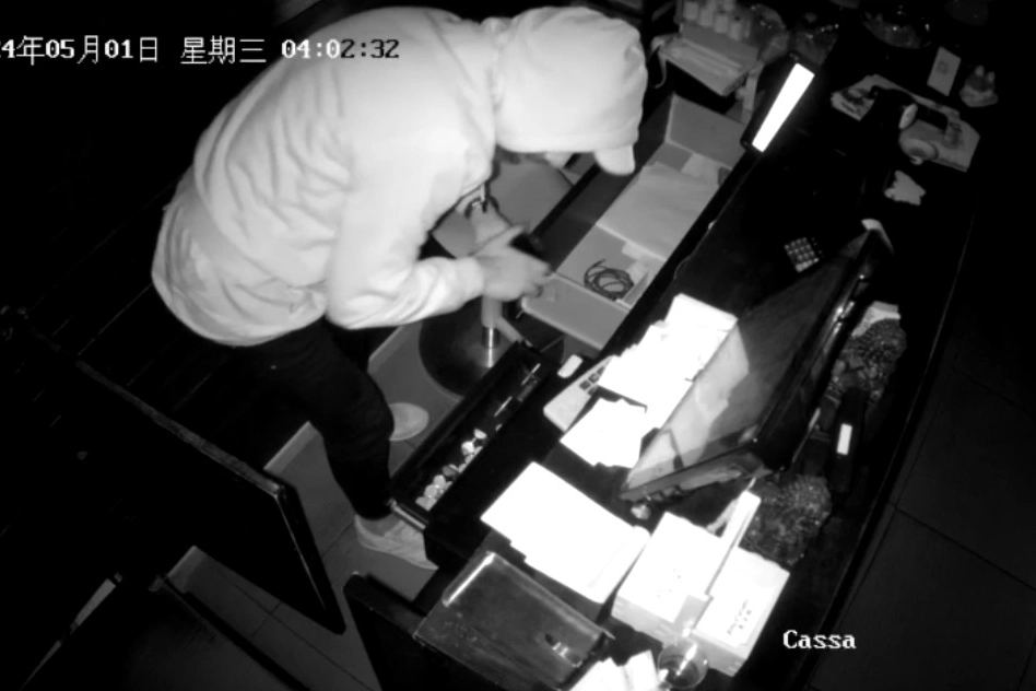 Il ladro ripreso dalle telecamere del ristorante Arte d'Oriente