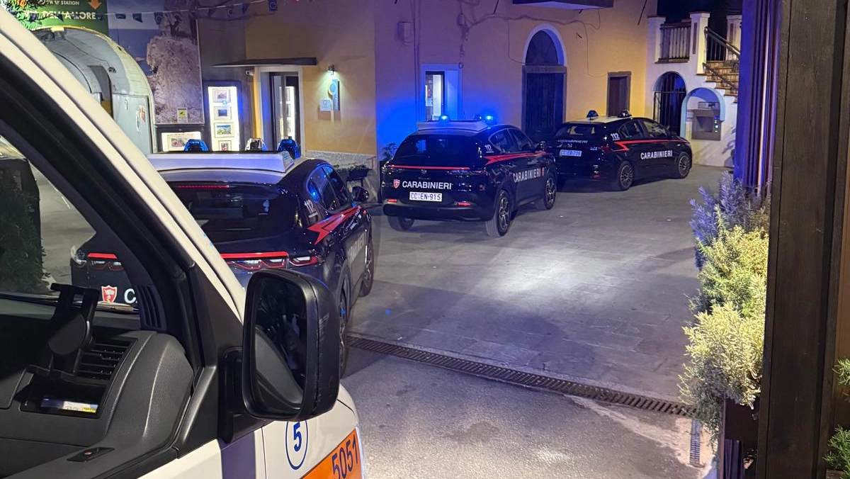 Le forze dell’ordine intervenute per sedare la rissa che si è scatenata in via Discovolo Le forze dell’ordine intervenute per sedare la rissa che si è scatenata in via Discovolo
