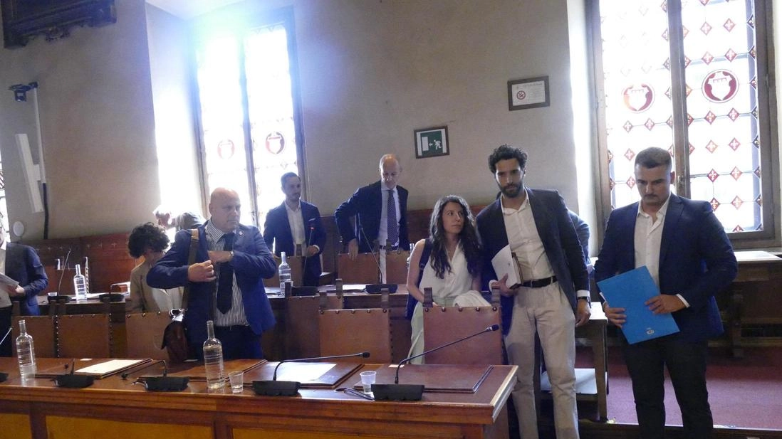 Il momento in cui il centrodestra abbandona il salone consiliare Il momento in cui il centrodestra abbandona il salone consiliare