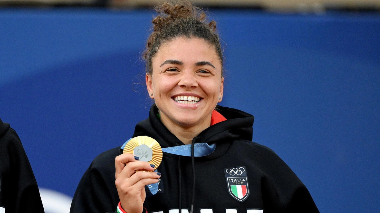 Il contagioso sorriso di Jasmine Paolini con la medaglia d’oro Il contagioso sorriso di Jasmine Paolini con la medaglia d’oro