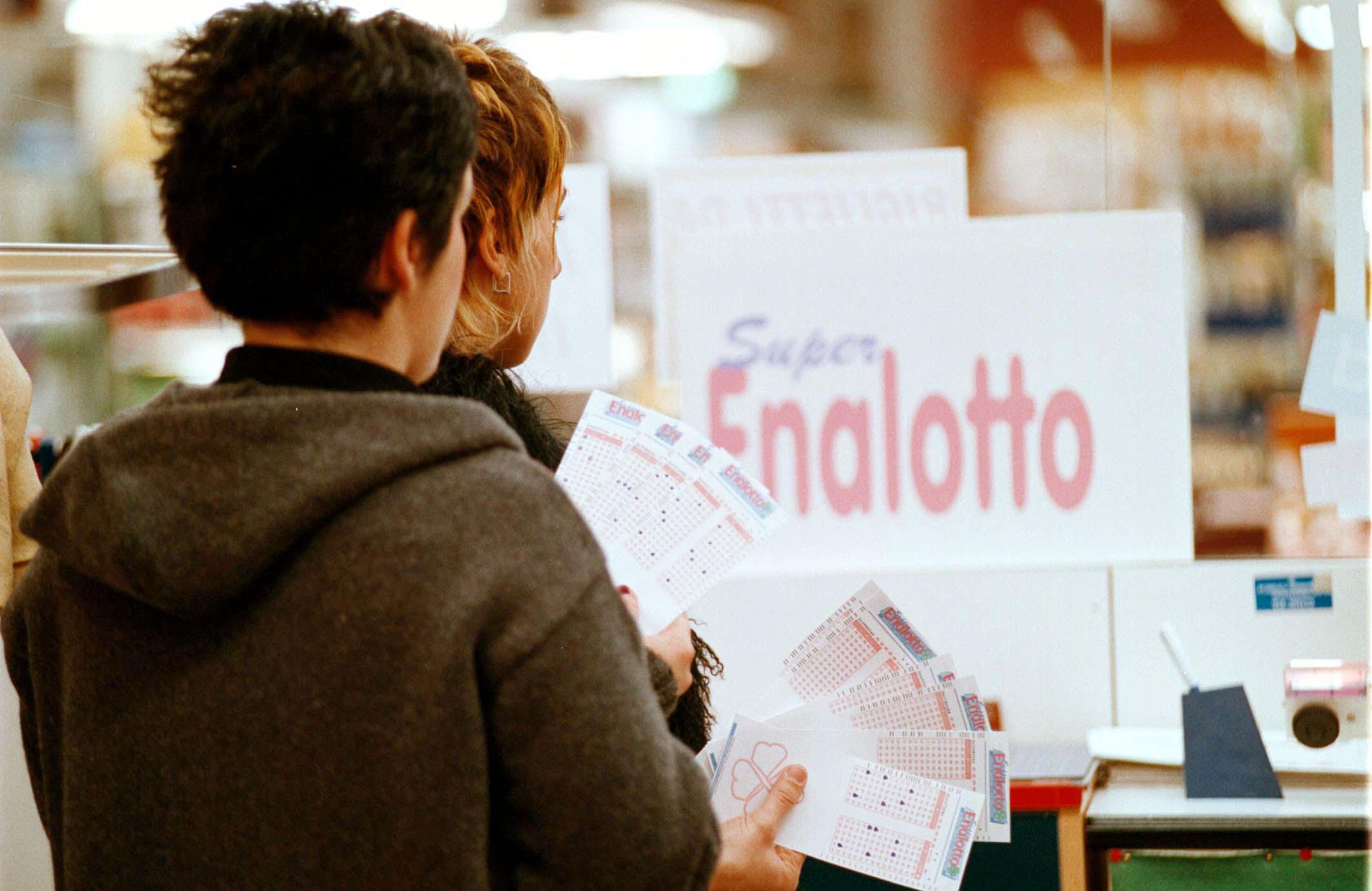https://www.lanazione.it/image-service/view/acePublic/alias/contentid/YTEyMzE3YjYtM2Q0Ni00/0/l-archivio-delle-estrazioni-di-superenalotto-lotto-e-10elotto.jpeg