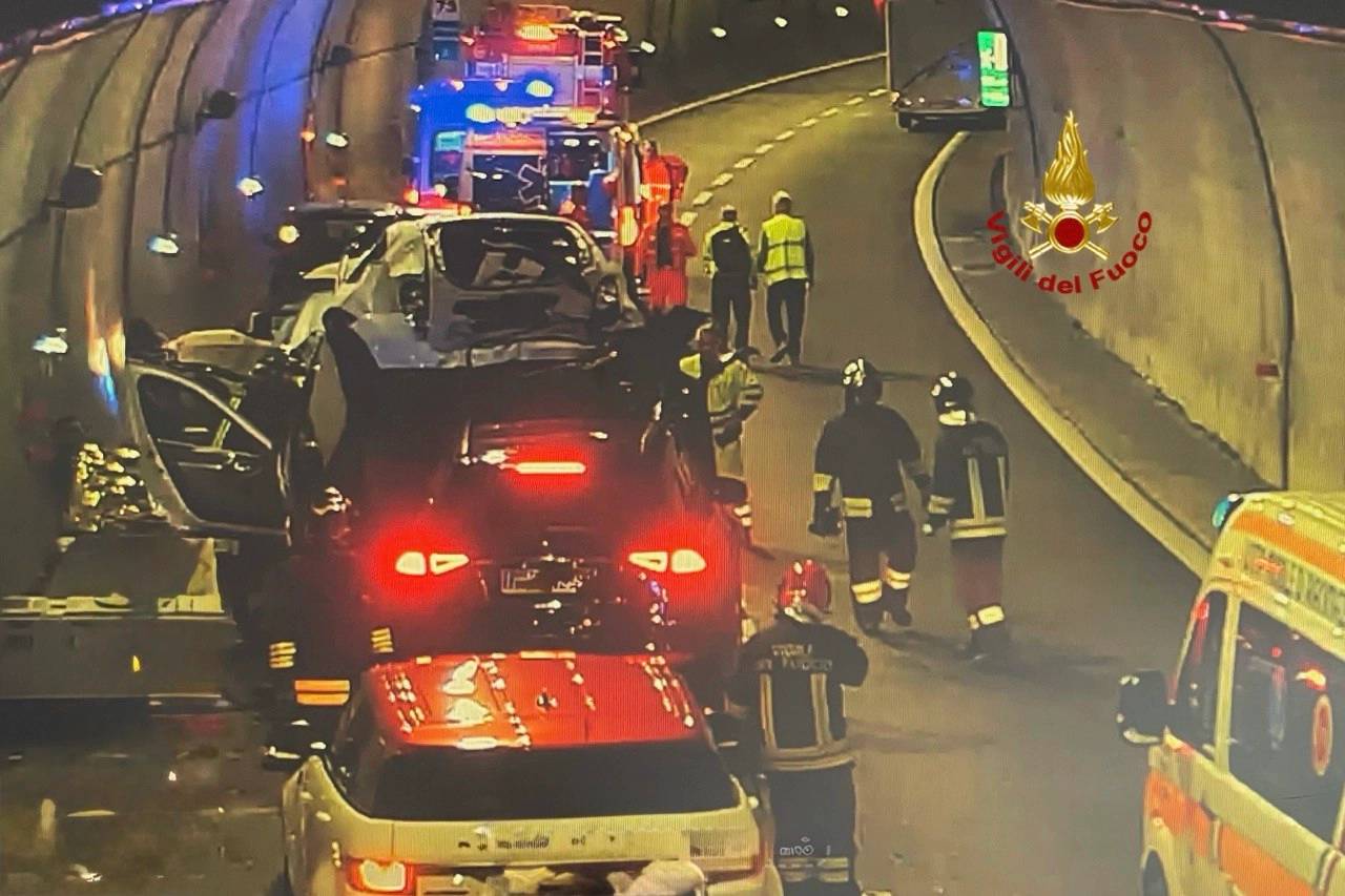 Le auto coinvolte nell'incidente nella galleria Madonna del Poggio in direzione Sud sulla A12