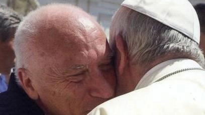 Don Andrea Cristiani insieme a Papa Francesco durante una visita in Vaticano