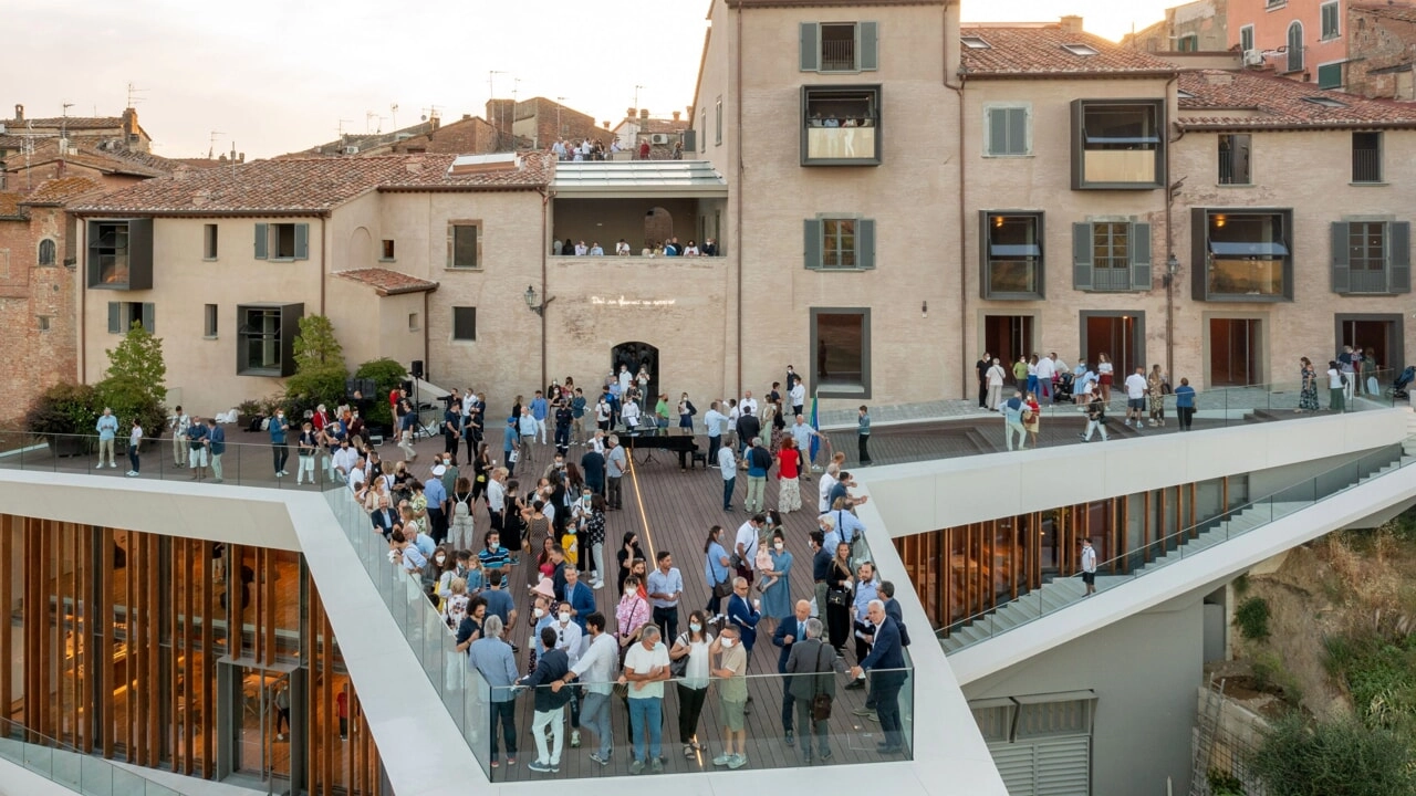 Ancora tanti turisti a Peccioli, sulla terrazza sospesa del Palazzo senza tempo. Eppure neanche il Borgo dei Borghi è passato indenne dai raid vandalici Ancora tanti turisti a Peccioli, sulla terrazza sospesa del Palazzo senza tempo. Eppure neanche il Borgo dei Borghi è passato indenne dai raid vandalici