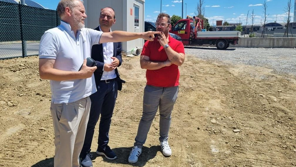 Il sindaco Calamai e il direttore dei lavori Giannini di via Parugiano di Sotto Il sindaco Calamai e il direttore dei lavori Giannini di via Parugiano di Sotto