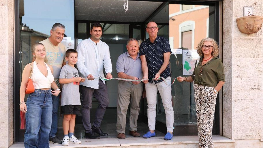 Il taglio del nastro della mostra promossa dal Gruppo fotografico presieduto da Pietro Graziosi Il taglio del nastro della mostra promossa dal Gruppo fotografico presieduto da Pietro Graziosi