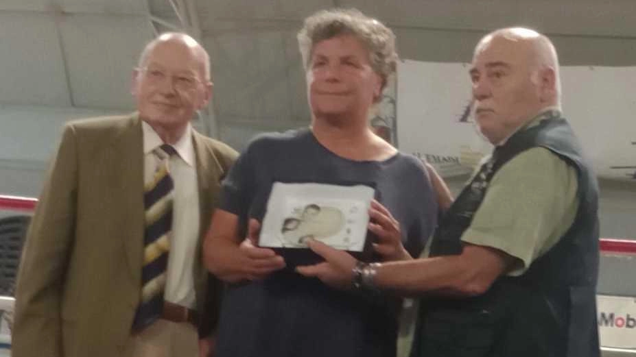 Il presidente Gualtiero Magnani e il ds Franco Franchini consegnano la targa ricordo a Renza Bertola, nipote di Enrico Il presidente Gualtiero Magnani e il ds Franco Franchini consegnano la targa ricordo a Renza Bertola, nipote di Enrico