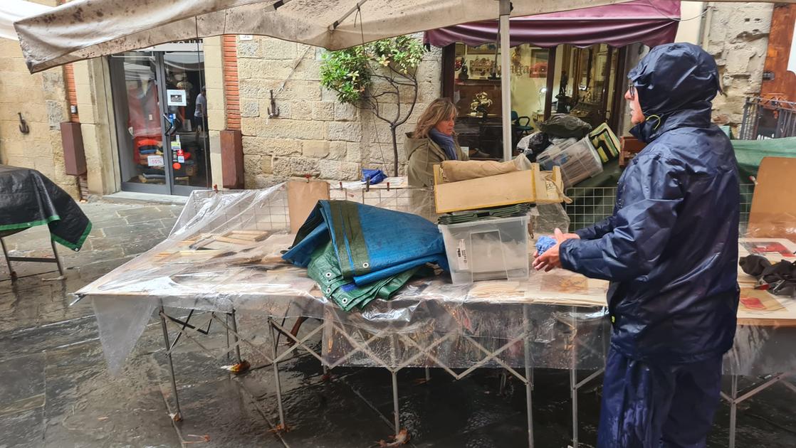 Bufera travolge la Fiera. Torrenti sotto i banchi, caccia ai pezzi nell’acqua. “Tutto è accaduto in pochi attimi” Bufera travolge la Fiera. Torrenti sotto i banchi, caccia ai pezzi nell’acqua. “Tutto è accaduto in pochi attimi”