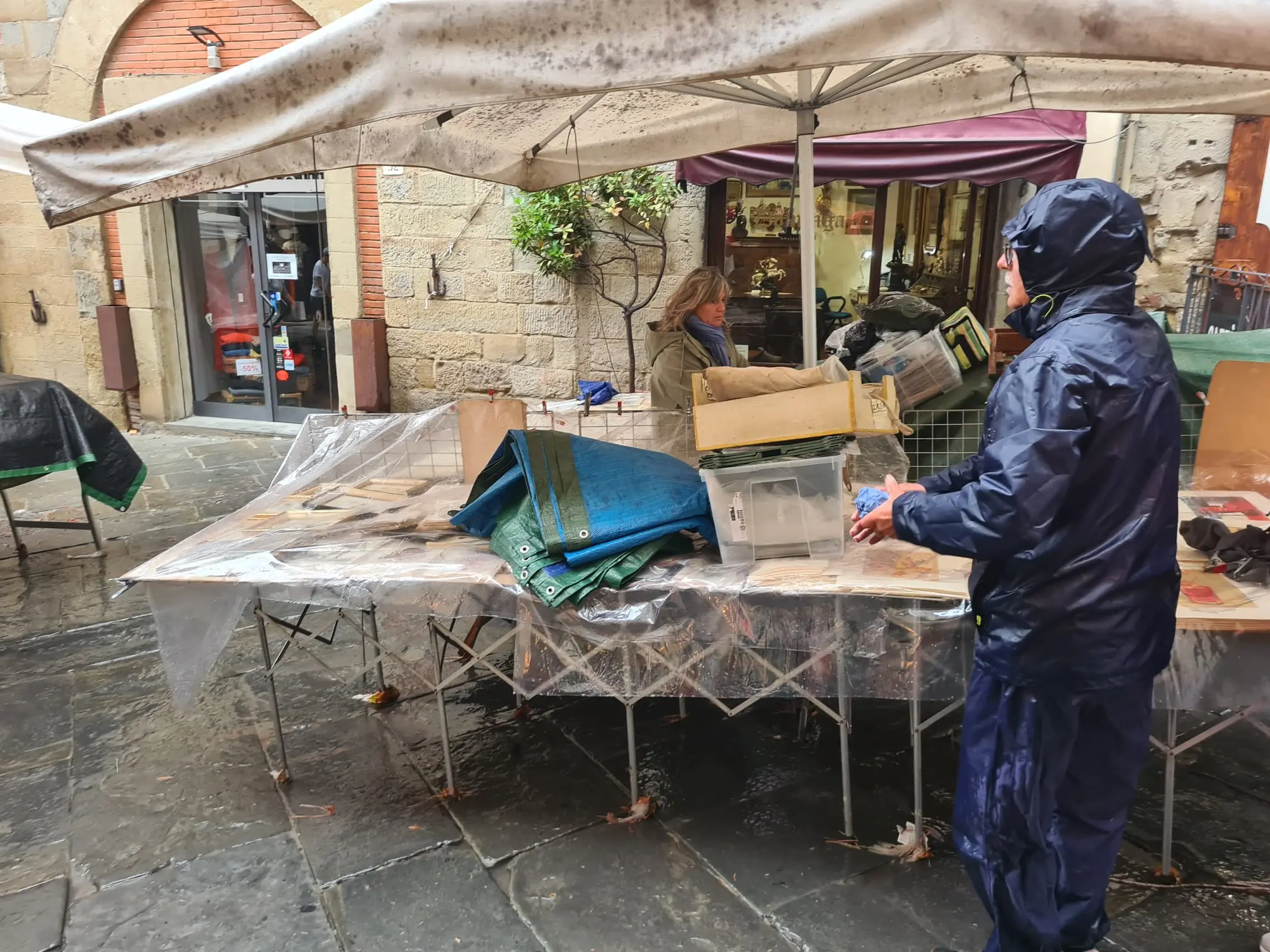 Bufera travolge la Fiera. Torrenti sotto i banchi, caccia ai pezzi nell’acqua. “Tutto è accaduto in pochi attimi”